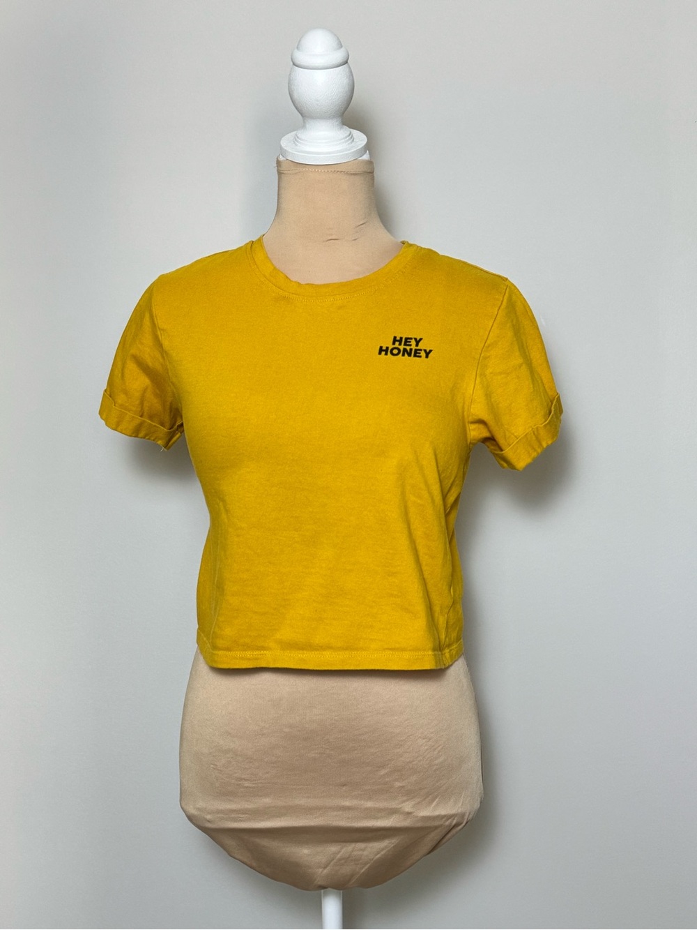 “Hey Honey” Cropped Top Cute & Playful Graphic Tee for Fall 100% Cotton